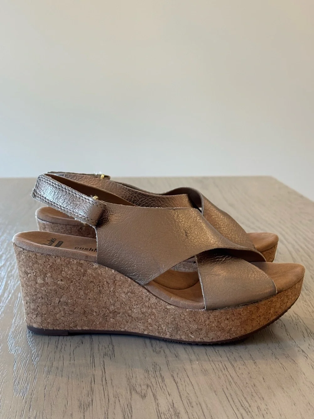 Clark’s Annadel Eirwyn metallic gold leather adjustable cork wedge sandals 7.5